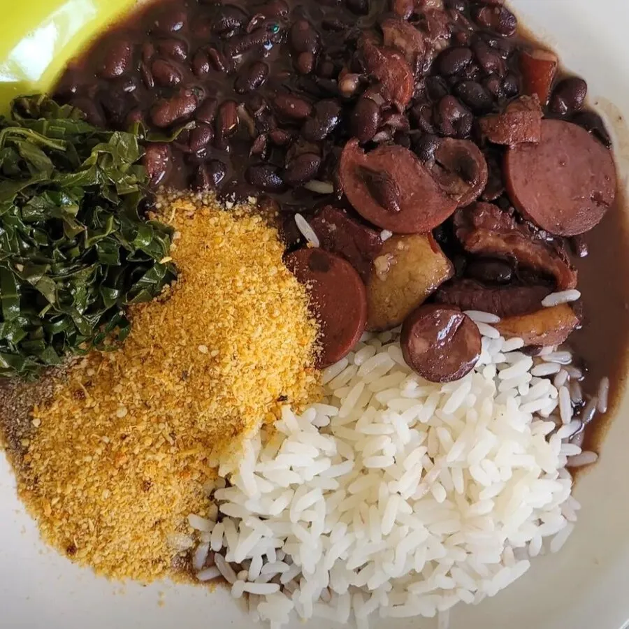 Feijoada com arroz, couve e farofa servida por Dona Val