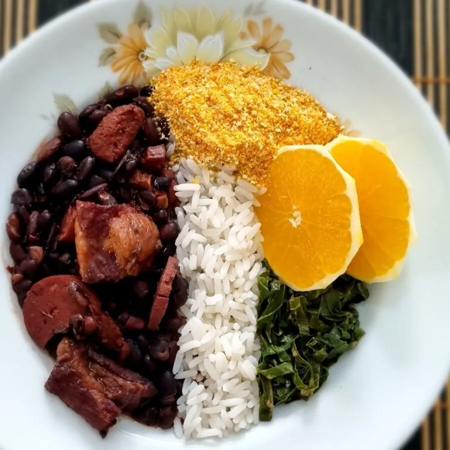 Feijoada com arroz, couve, farofa e laranja